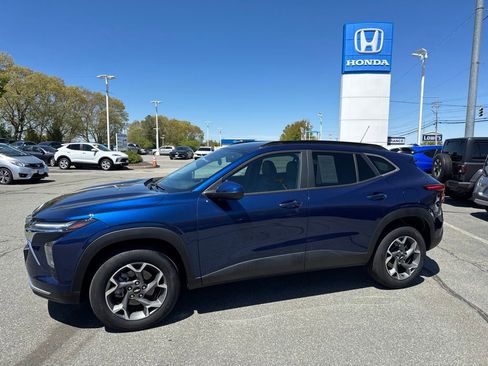 Used 2024 Chevrolet Trax LT w/ LT Convenience Package FWD image 1