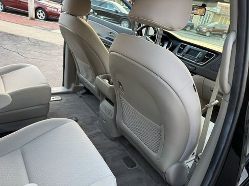 Used 2018 Kia Sedona L image 27