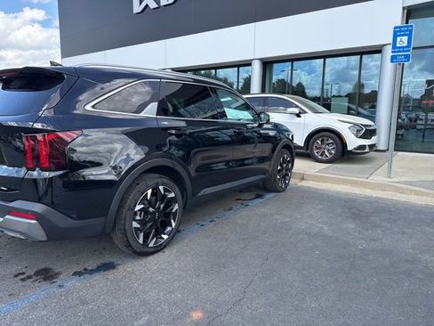 Certified 2025 Kia Sorento EX w/ Panoramic Sunroof Package image 4