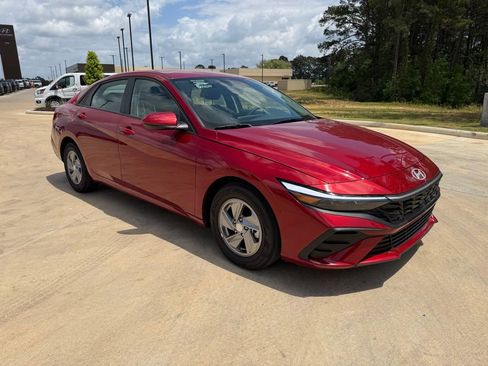 Certified 2025 Hyundai Elantra SE image 7