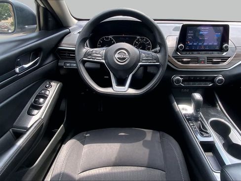Used 2024 Nissan Altima 2.5 SV FWD image 6