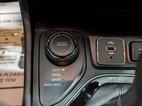 Used 2019 Jeep Cherokee Limited image 30