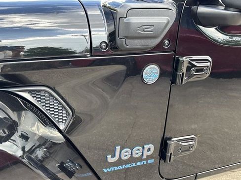 Used 2024 Jeep Wrangler Unlimited w/ Convenience Group AWD/4WD image 13