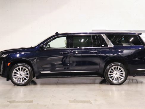 Used 2022 Cadillac Escalade ESV Premium Luxury image 2