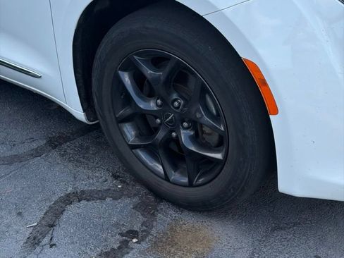 Used 2018 Chrysler Pacifica Touring-L w/ Tire & Wheel Group FWD image 2