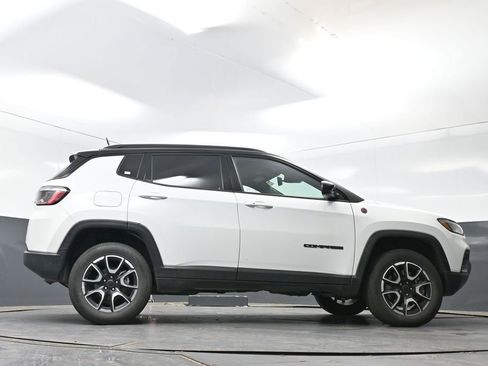 Used 2025 Jeep Compass Trailhawk AWD/4WD image 25