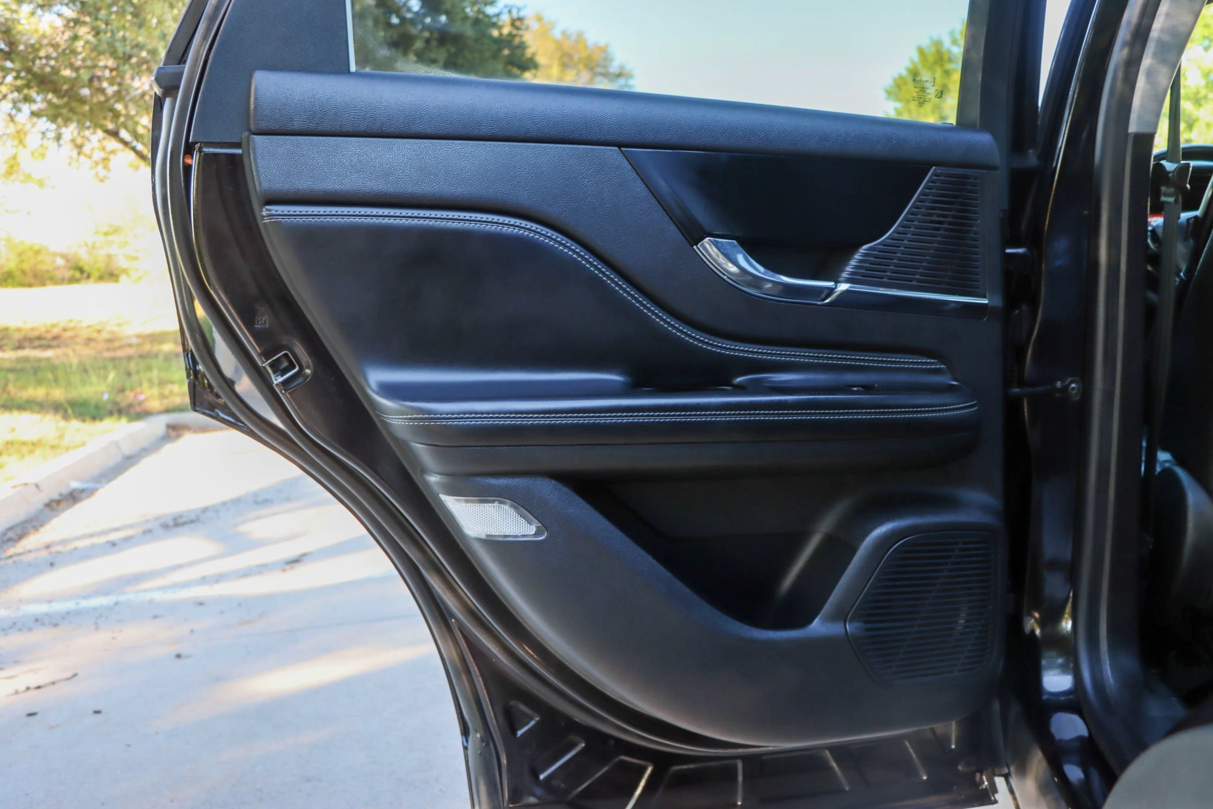 Used 2020 Lincoln Corsair AWD w/ Premium Package image 12