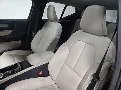 Used 2024 Volvo XC40 B5 Plus image 12
