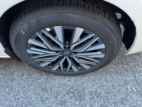 Used 2025 Nissan Altima 2.5 SV FWD image 31
