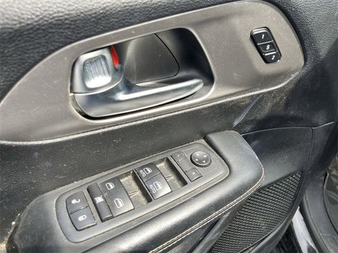 Used 2020 Chrysler Pacifica Touring-L image 24