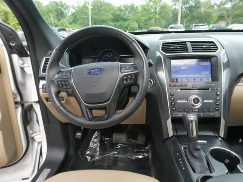 Used 2017 Ford Explorer Limited w/ Equipment Group 301A FWD image 15