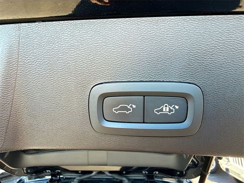 Used 2023 Volvo XC40 B5 Plus image 31