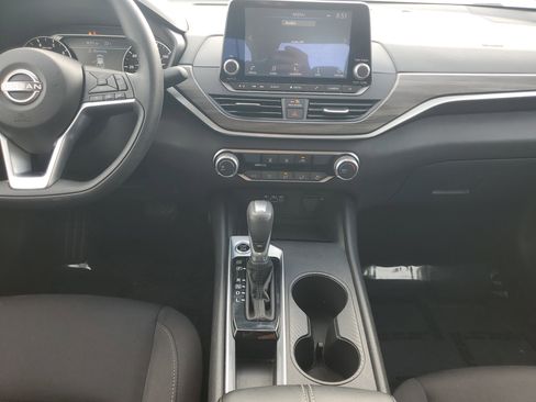 Used 2025 Nissan Altima 2.5 SV image 16