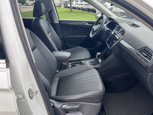 Used 2023 Volkswagen Tiguan SE w/ Panoramic Sunroof Package FWD image 28