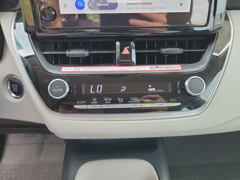 Used 2025 Toyota Corolla LE w/ Convenience Package image 10