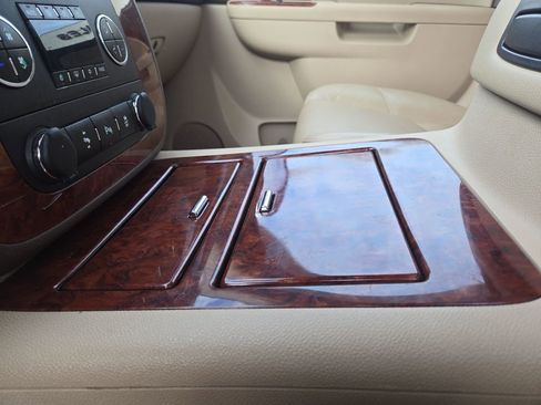 Used 2013 Chevrolet Avalanche LTZ image 20