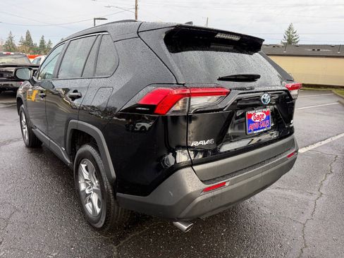 Used 2022 Toyota RAV4 LE image 5