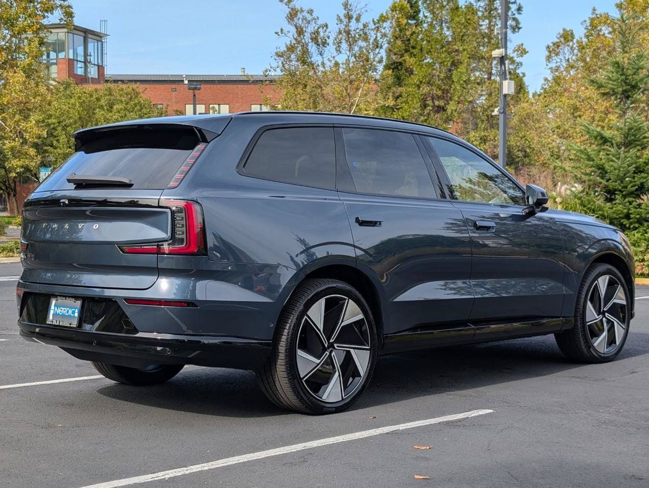 Used 2025 Volvo EX90 Ultra AWD/4WD image 7