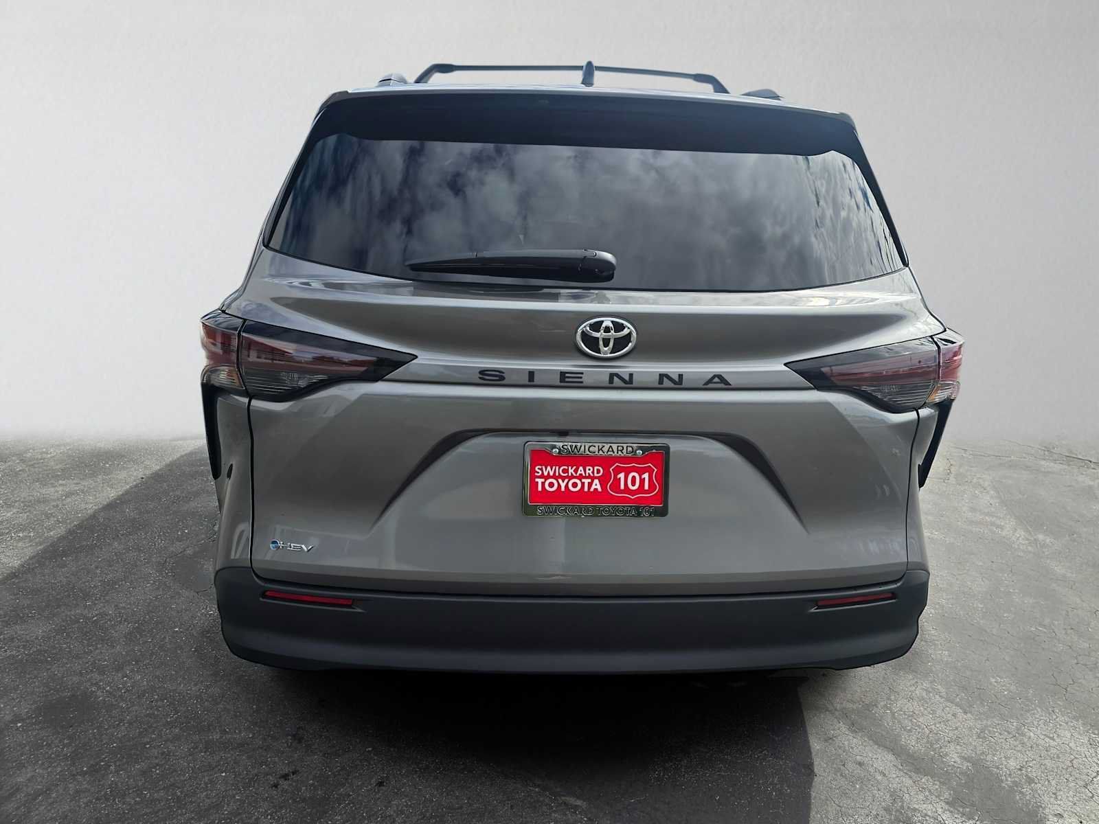 Used 2026 Toyota Sienna LE FWD image 4