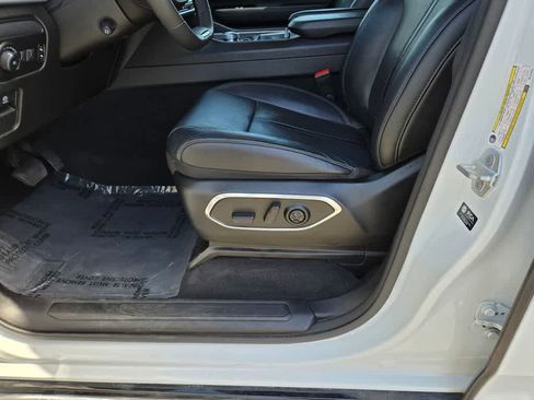 Used 2024 Jeep Wagoneer L Series II RWD image 18