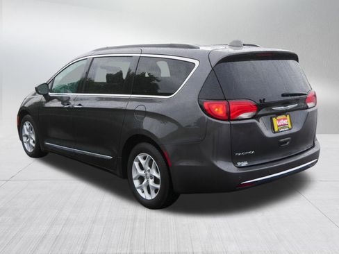 Used 2017 Chrysler Pacifica Touring-L w/ Tire & Wheel Group FWD image 5