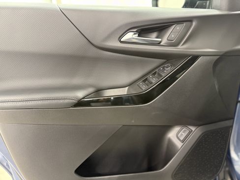 Used 2025 Chevrolet Equinox LT w/ Convenience Package II image 12