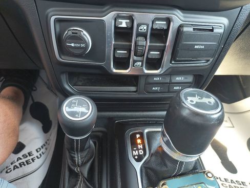 Used 2018 Jeep Wrangler Unlimited Sahara AWD/4WD image 22