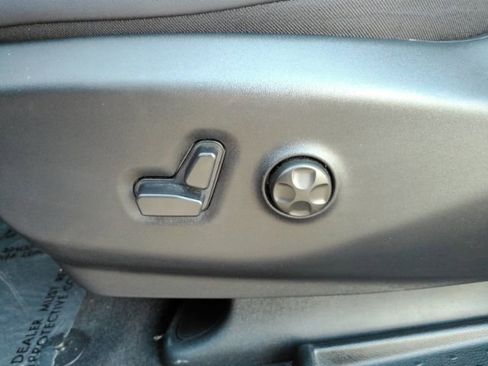 Used 2026 Chrysler Pacifica Select image 15