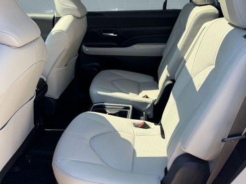 Used 2025 Toyota Grand Highlander AWD image 14