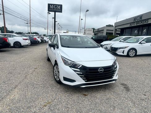 Used 2023 Nissan Versa S FWD image 2