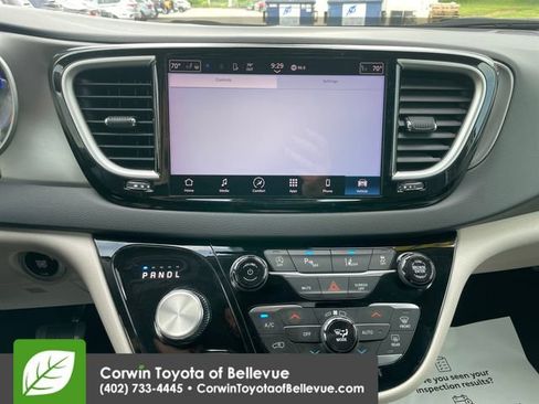 Used 2024 Chrysler Pacifica Touring-L FWD image 12
