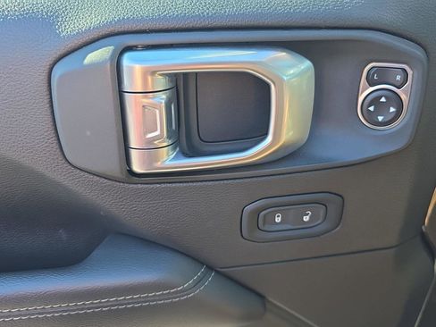 Used 2020 Jeep Wrangler Unlimited Sahara image 12