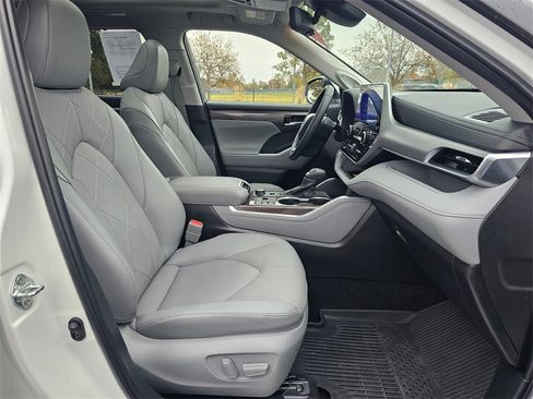 Used 2025 Toyota Highlander Platinum image 10