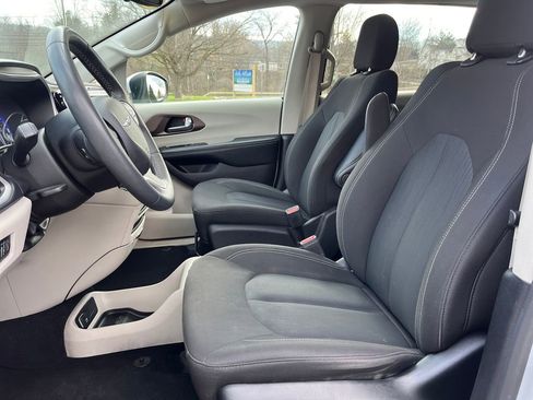 Used 2023 Chrysler Voyager LX image 15