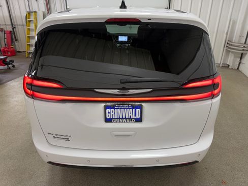 Used 2025 Chrysler Pacifica Select FWD image 32