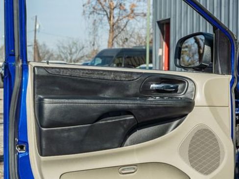 Used 2018 Dodge Grand Caravan SE w/ UConnect Hands-Free Group image 17