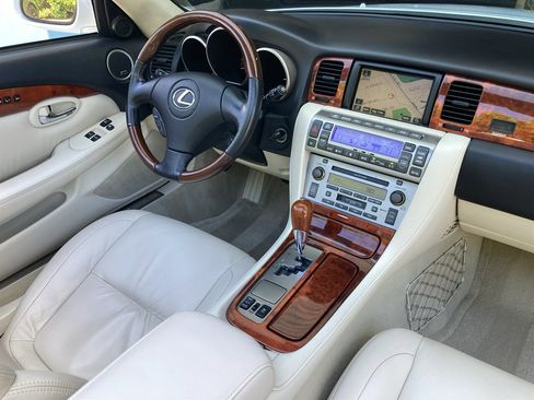 Used 2008 Lexus SC 430 Convertible image 2