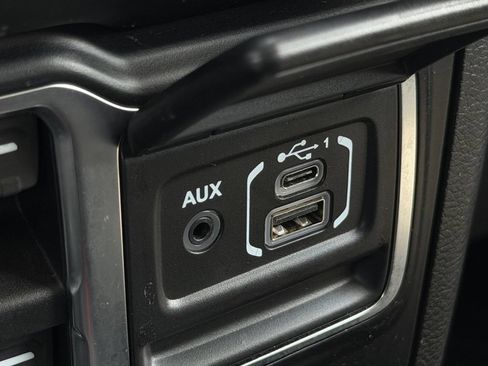 Used 2020 Jeep Wrangler Unlimited Sahara AWD/4WD image 14
