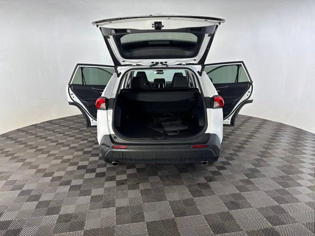 Used 2025 Toyota RAV4 XLE AWD/4WD image 17