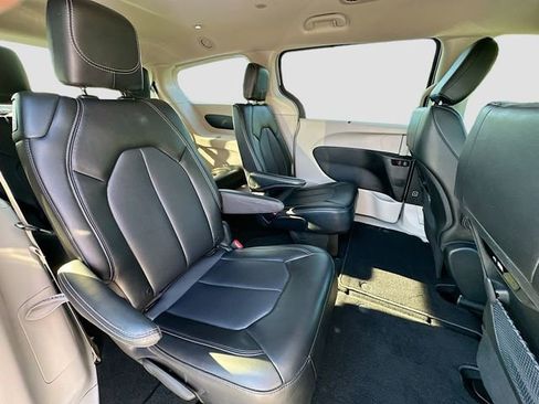 Used 2024 Chrysler Pacifica Touring-L image 26