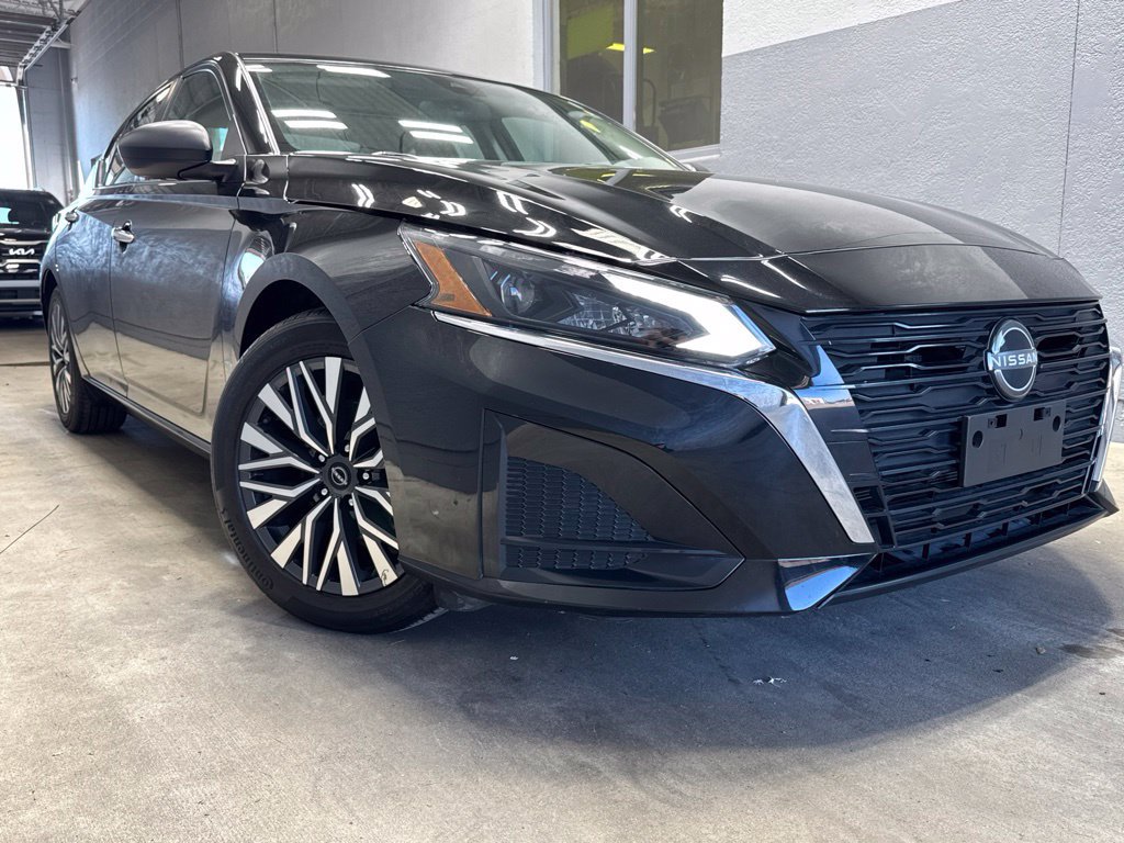 Used 2024 Nissan Altima 2.5 SV FWD image 2