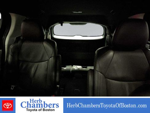 Used 2023 Toyota Sienna Platinum AWD/4WD image 19
