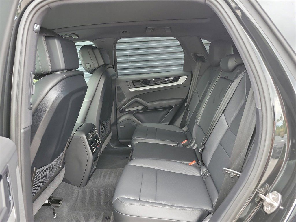 Certified 2025 Porsche Cayenne AWD/4WD image 24