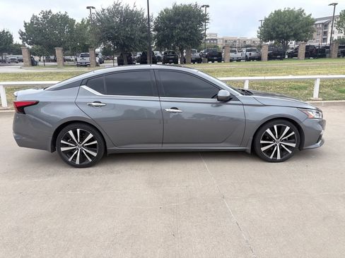 Used 2019 Nissan Altima 2.0 Platinum FWD image 3