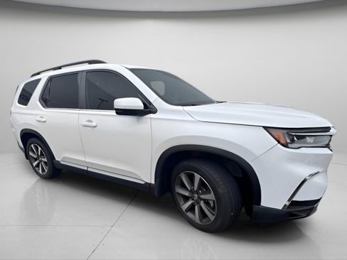 Used 2025 Honda Pilot Touring image 11