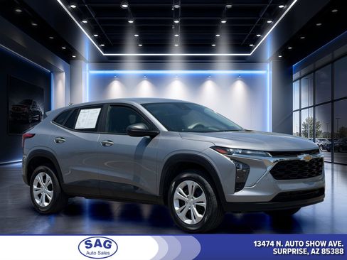 Used 2025 Chevrolet Trax LS FWD image 1