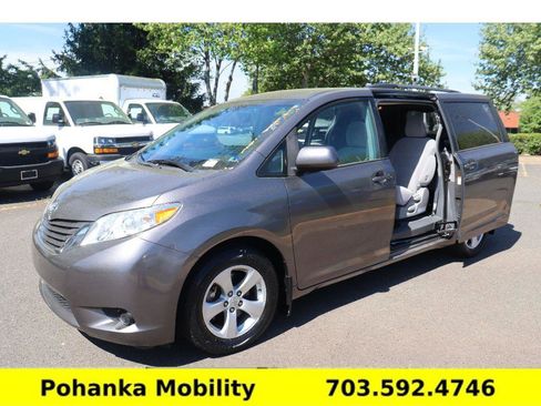 Used 2017 Toyota Sienna LE FWD image 11