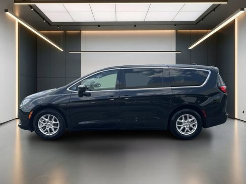 Used 2023 Chrysler Voyager LX FWD image 2