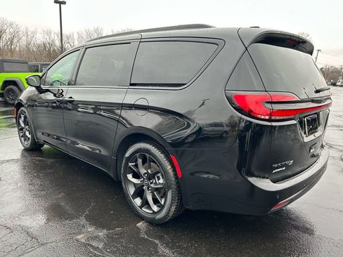New 2026 Chrysler Pacifica Select w/ S Appearance Package image 5