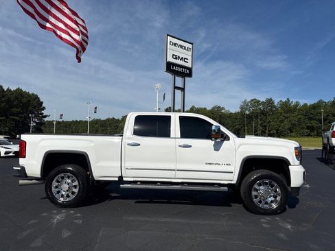 Used 2016 GMC Sierra 2500 Denali w/ Duramax Plus Package AWD/4WD image 2